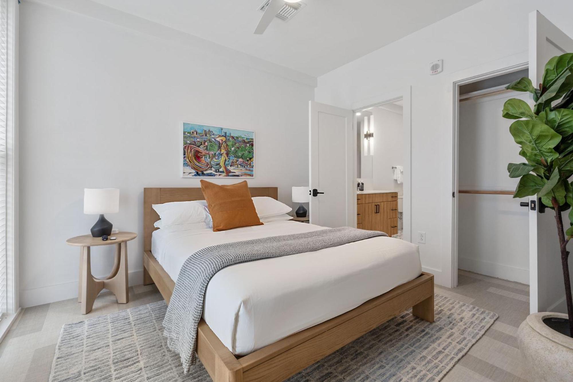 The Continental, Powered By Placemakr - Downtown - Market Square Apartment *